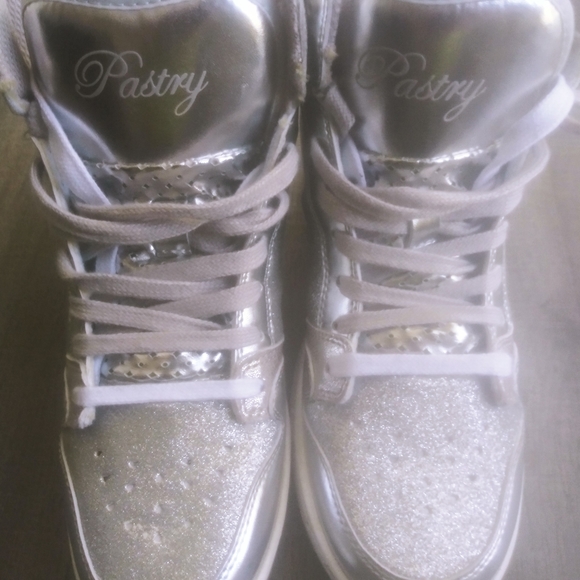 Pastry Sz.8๐Run Athletics Silver Dbl strings - Picture 2 of 12